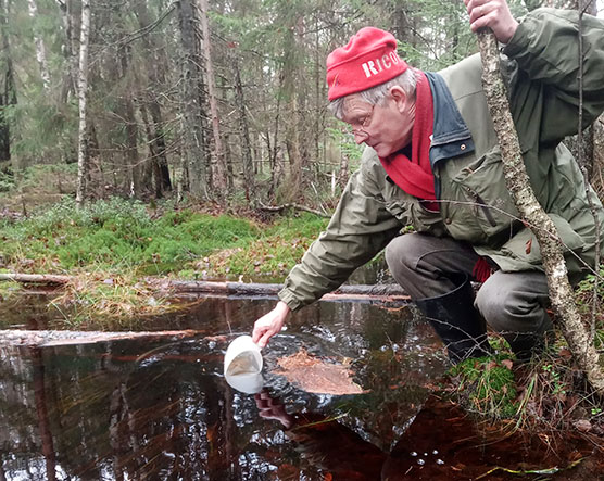 Vesinäytteen ottamista